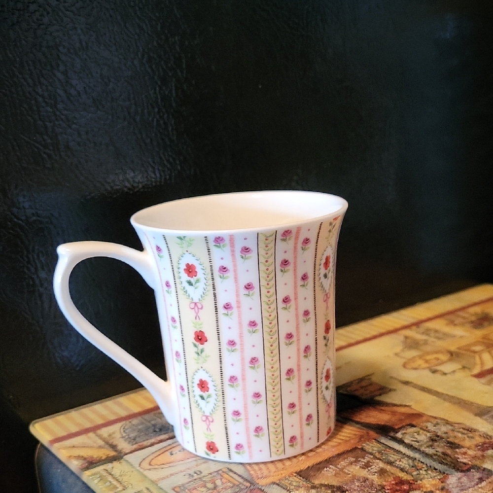Queens Classic Cameo Posy Mug